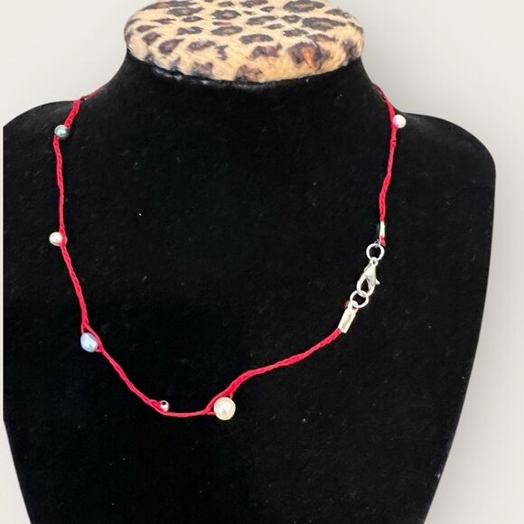 Faux pearls choker on red string - Picture 4 of 4